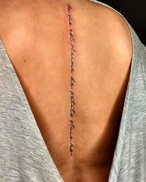 Tatuaje en la columna frases